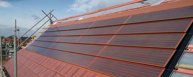 Onzichtbare zonnepanelen geïntegreerd in dak